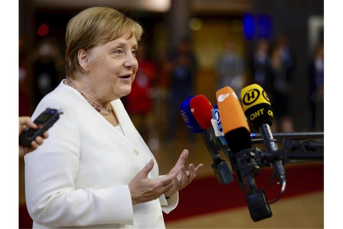 Bundeskanzlerin Angela Merkel spricht beim EU-Gipfel mit Journalisten. Foto: Olivier Matthys/AP
