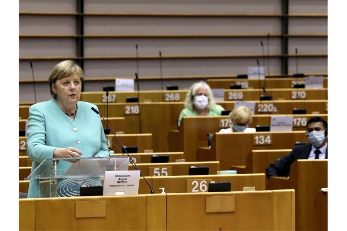 „Zu Großem fähig“: Merkel wirbt mit Leidenschaft für Europa Bundeskanzlerin Angela Merkel spricht im Plenum des Europäischen Parlaments. Foto: Yves Herman/Reuters Pool/AP/dpa