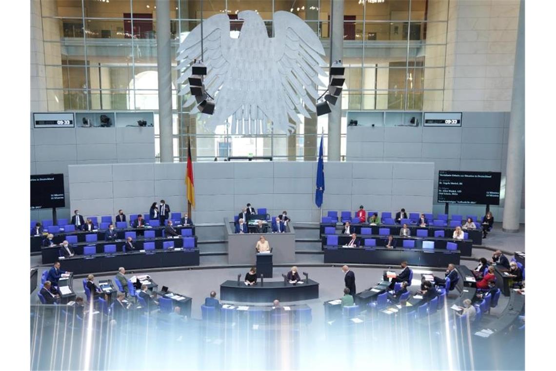 Bundestag beschließt neue Corona-Messlatte Bundeskanzlerin Angela Merkel spricht im Plenum im Deutschen Bundestag. Foto: Kay Nietfeld/dpa