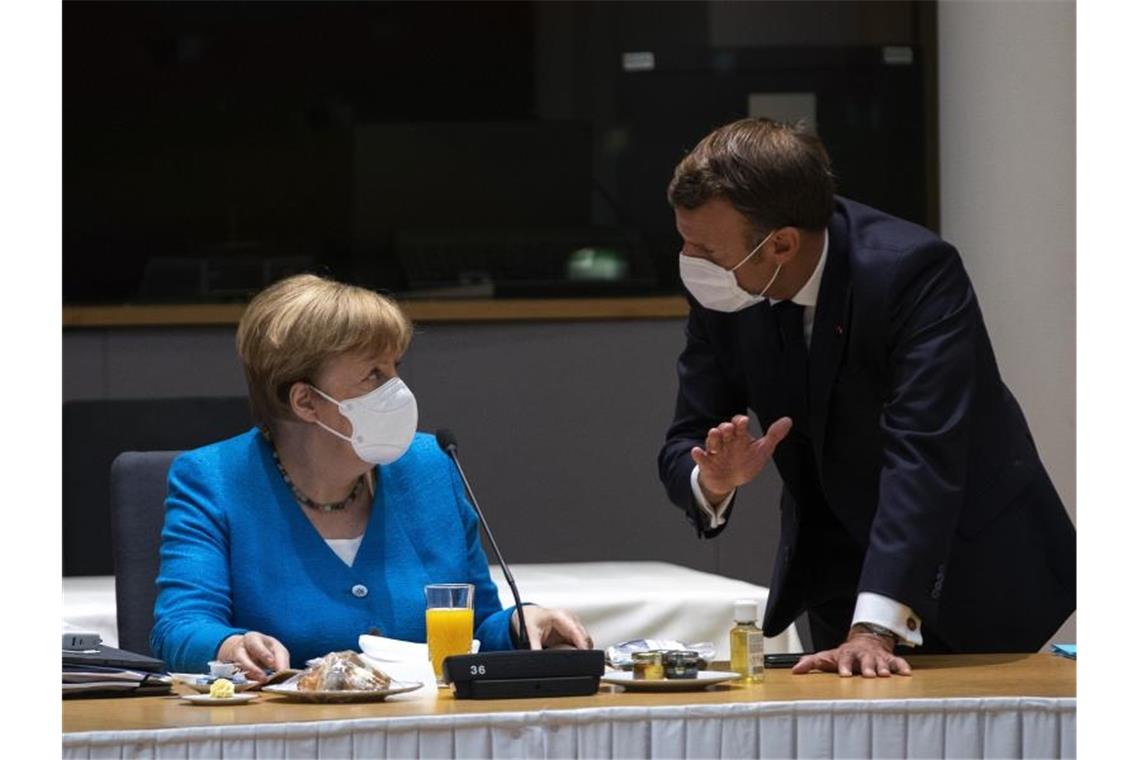 Libyen: Merkel, Macron und Conte drohen mit Sanktionen Bundeskanzlerin Angela Merkel spricht mit dem französischen Präsidenten Emmanuel Macron am zweiten Tag des EU-Gipfels. Foto: Francisco Seco/AP Pool/dpa