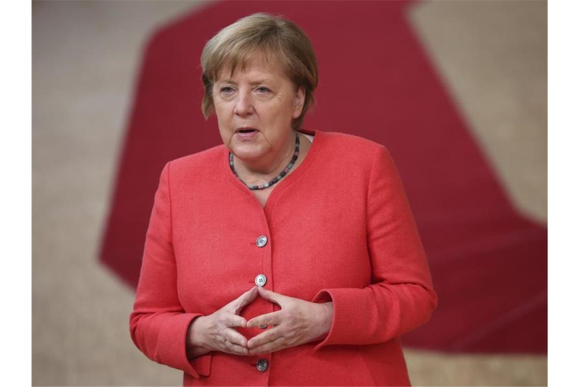 EU-Staaten treten beim Gipfel auf der Stelle Bundeskanzlerin Angela Merkel spricht mit Journalisten, als sie zum EU-Gipfel im Gebäude des Europäischen Rates eintrifft. Foto: Francisco Seco/AP Pool/dpa