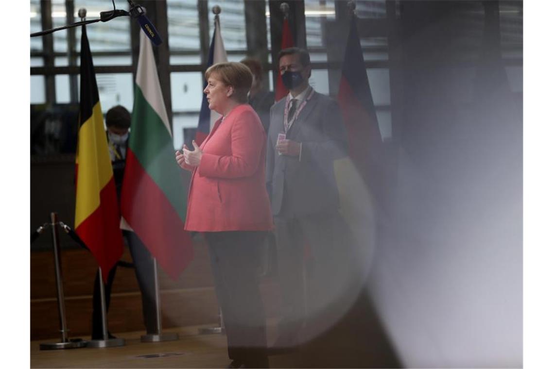 Bundeskanzlerin Angela Merkel spricht mit Journalisten, als sie zum EU-Gipfel im Gebäude des Europäischen Rates eintrifft. Foto: Francisco Seco/AP Pool/dpa