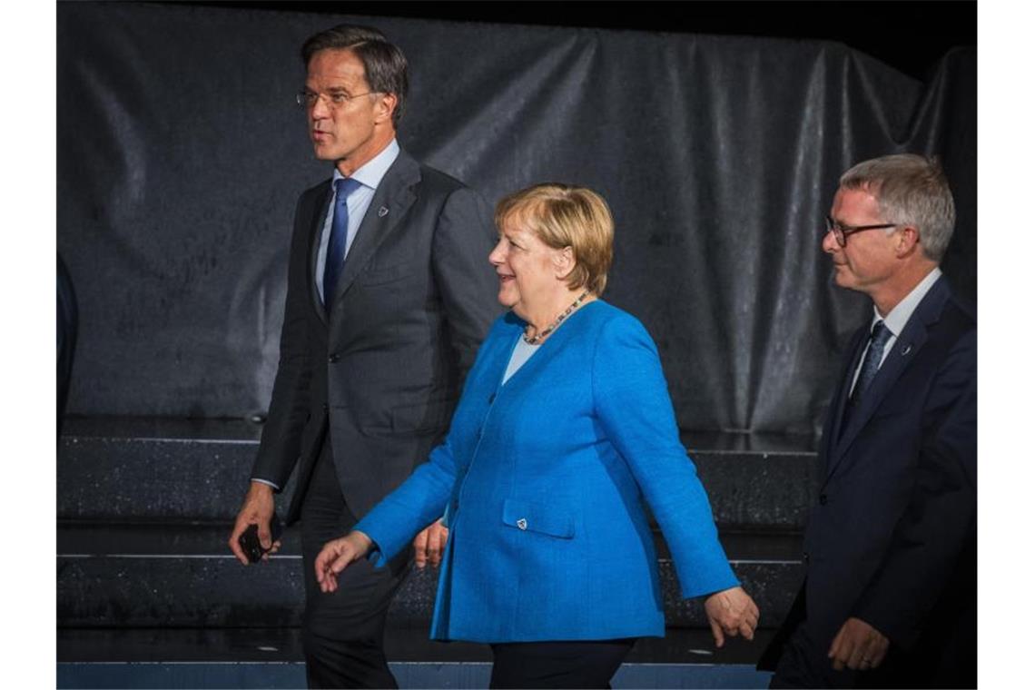 Merkel & Co starten Gespräche über eigenständigere EU Bundeskanzlerin Angela Merkel trifft mit weiteren EU-Staats- und Regierungschefs im Rahmen eines EU-Westbalkan-Gipfels ein. Foto: Jaroslav Novák/TASR/dpa