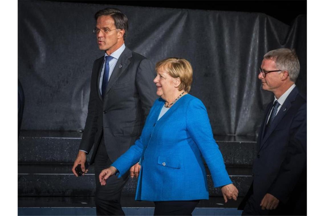 Bundeskanzlerin Angela Merkel trifft mit weiteren EU-Staats- und Regierungschefs im Rahmen eines EU-Westbalkan-Gipfels ein. Foto: Jaroslav Novák/TASR/dpa