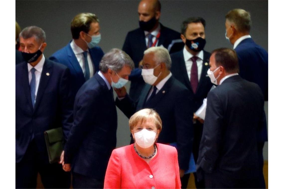 Verlängerung beim EU-Gipfel: Sonntag geht es weiter Bundeskanzlerin Angela Merkel trifft zu einem Rundtischgespräch beim EU-Gipfel in Brüssel ein. Foto: Francois Lenoir/Reuters Pool/AP/dpa