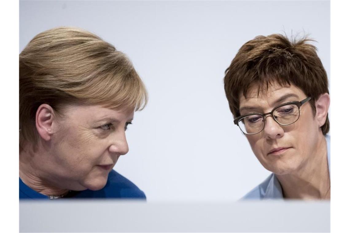Bundeskanzlerin Angela Merkel und Annegret Kramp-Karrenbauer bei der Pressekonferenz zu den Ergebnissen des Klimakabinetts. Foto: Christoph Soeder