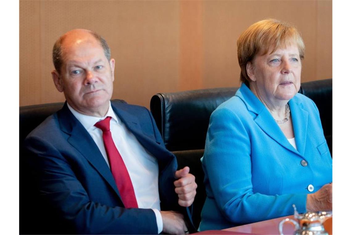 Bundeskanzlerin Angela Merkel und Bundesfinanzminister Olaf Scholz nehmen an der Sitzung des Bundeskabinetts teil. Foto: Kay Nietfeld