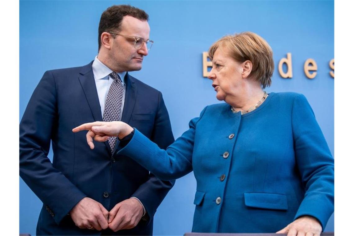 Coronavirus: Kanzlerin Merkel ruft alle zur Solidarität auf Bundeskanzlerin Angela Merkel und Bundesgesundheitsminister Jens Spahn haben in der Bundespressekonferenz zum Coronavirus Stellung bezogen. Foto: Michael Kappeler/dpa