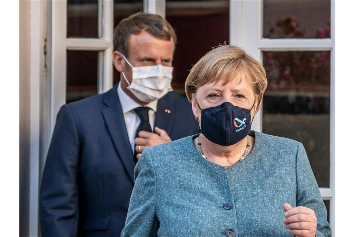 Bundeskanzlerin Angela Merkel und Frankreichs Staatspräsident Emmanuel Macron bei einem Treffen in Bormes-Les-Mimosas im August. Foto: Michael Kappeler/dpa