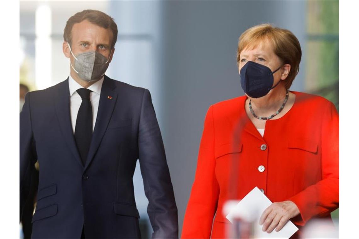 Macron empfängt Merkel zu Arbeitsessen im Elyséepalast Bundeskanzlerin Angela Merkel und Frankreichs Präsident Emmanuel Macron zusammen in Berlin. Foto: Axel Schmidt/Reuters-Pool/dpa