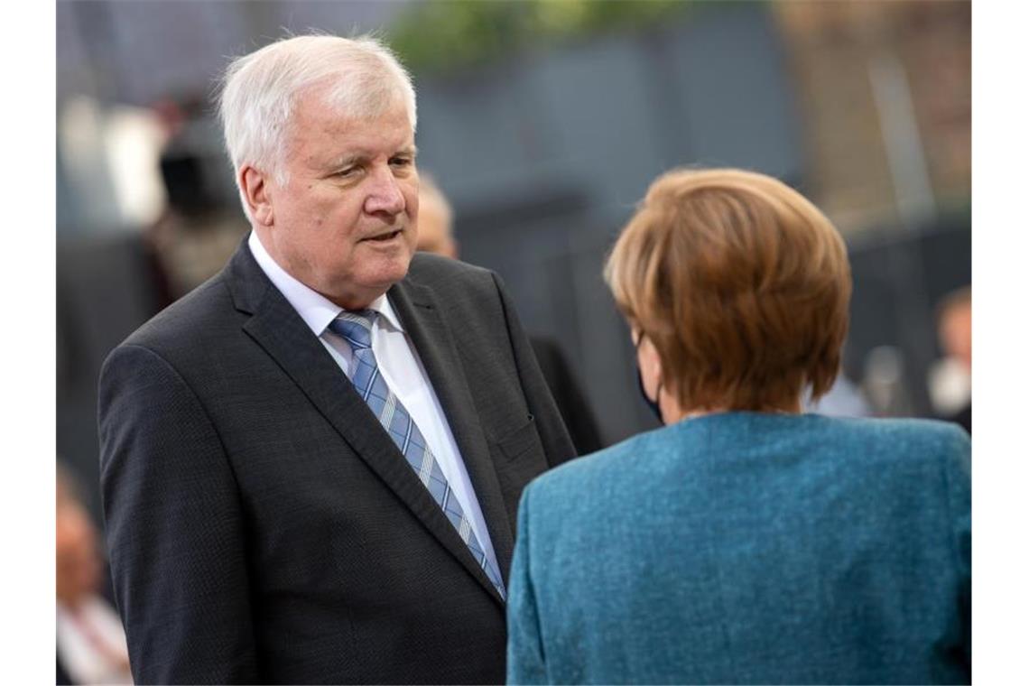 Deutsche Flüchtlingsaufnahme als Signal Bundeskanzlerin Angela Merkel und Horst Seehofer, Bundesminister für Inneres, Heimat und Bau, unterhalten sich beim Festakt zum 70-jährigen Bestehen des Zentralrats der Juden. Merkel und Seehofer sind sich nach Angaben Seehofers im Flüchtlingskompromiss schnell einig gewesen. Foto: Bernd von Jutrczenka/dpa Pool/dpa