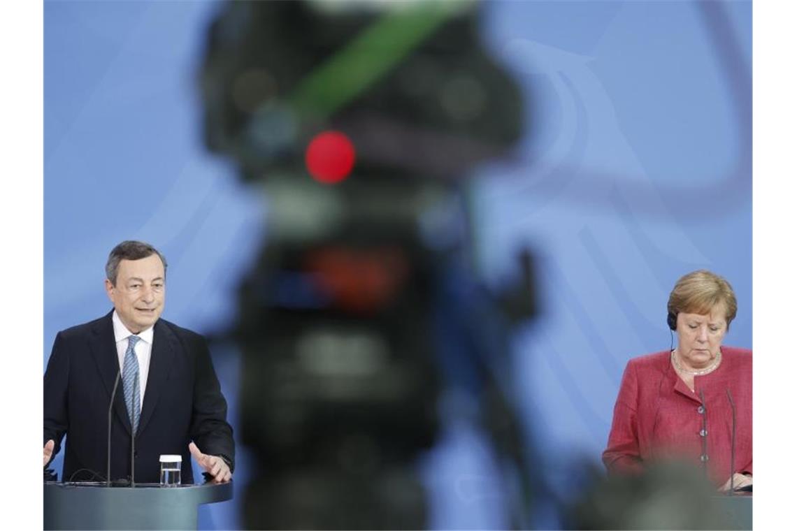 Merkel und Draghi wollen Flüchtlingsabkommen neu verhandeln Bundeskanzlerin Angela Merkel und Italiens Ministerpräsident Mario Draghi fordern eine Fortentwicklung des EU-Migrationsabkommens mit der Türkei. Foto: Odd Andersen/AFP-Pool/dpa