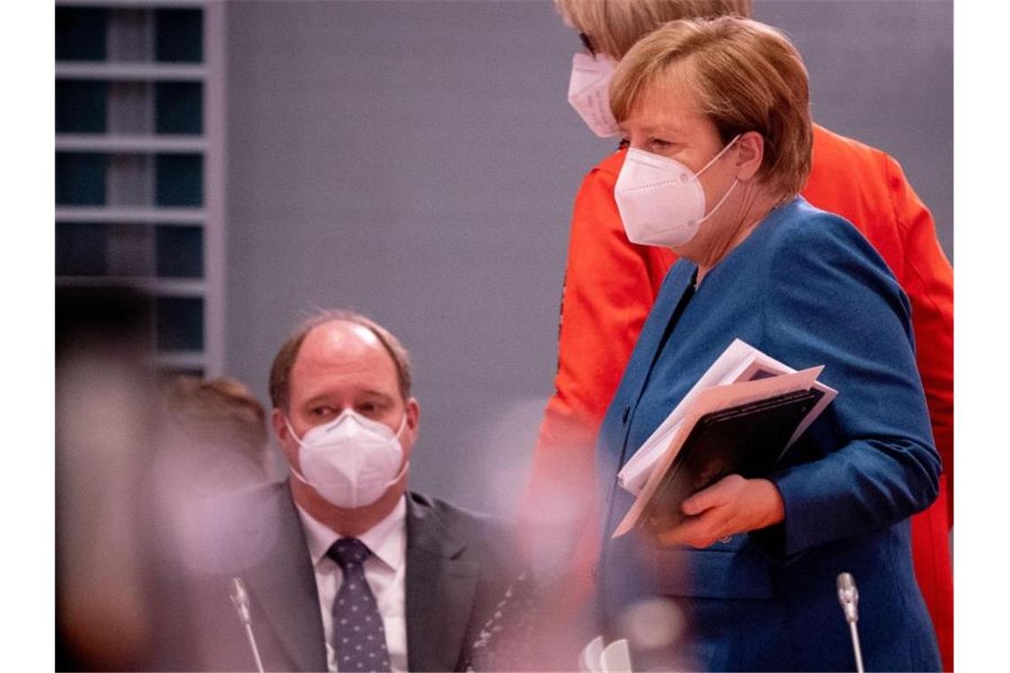 Bundeskanzlerin Angela Merkel und Kanzleramts-Chef Helge Braun vor Beginn der Sitzung des Bundeskabinetts in Berlin. Foto: Kay Nietfeld/dpa-POOl/dpa