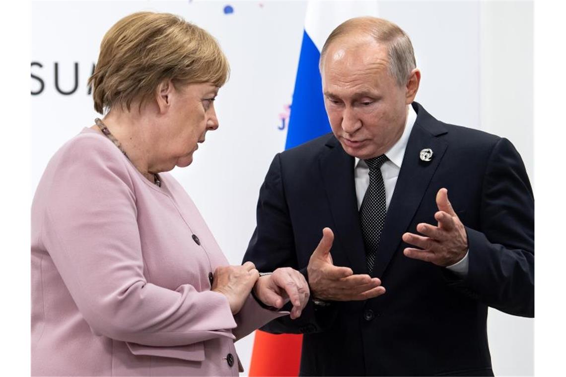 Bundeskanzlerin Angela Merkel und Kremlchef Wladimir Putin bei einem Treffen im Juni 2019. Foto: Bernd von Jutrczenka/dpa/Archiv