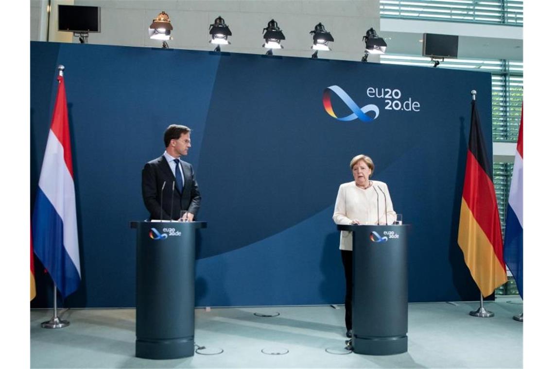 Bundeskanzlerin Angela Merkel und Ministerpräsident Mark Rutte äußern sich bei einer Pressekonferenz vor ihrem Gespräch im Bundeskanzleramt. Foto: Bernd von Jutrczenka/dpa Pool/dpa