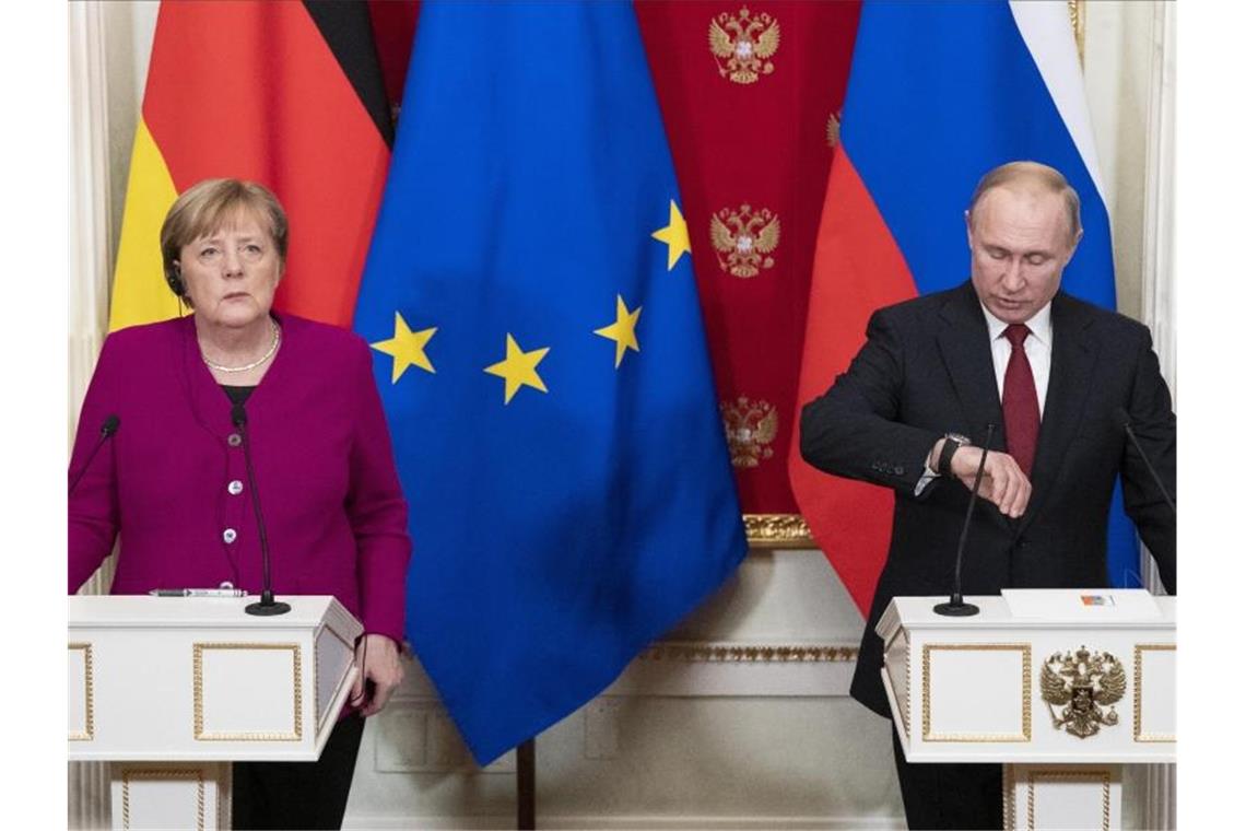 Bundeskanzlerin Angela Merkel und Russlands Präsident Wladimir Putin bei einer Pressekonferenz 2020. Foto: Pavel Golovkin/AP POOL/dpa