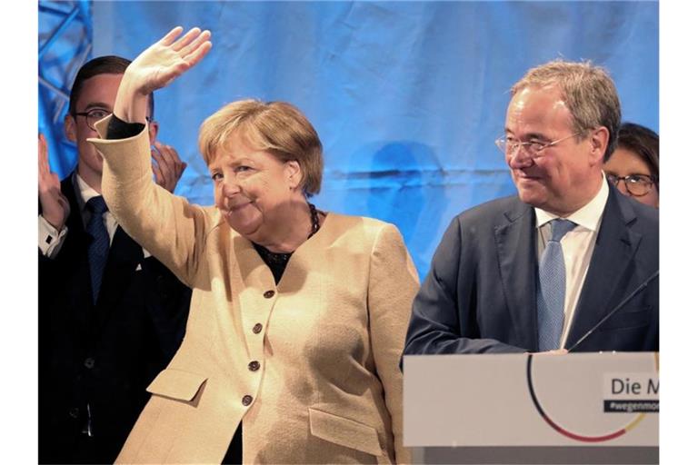 Bundeskanzlerin Angela Merkel und Unions-Kanzlerkandidat und Armin Laschet stehen bei einem gemeinsamen Wahlkampfauftritt in Stralsund auf der Bühne. Foto: Bernd Wüstneck/dpa-Zentralbild/dpa