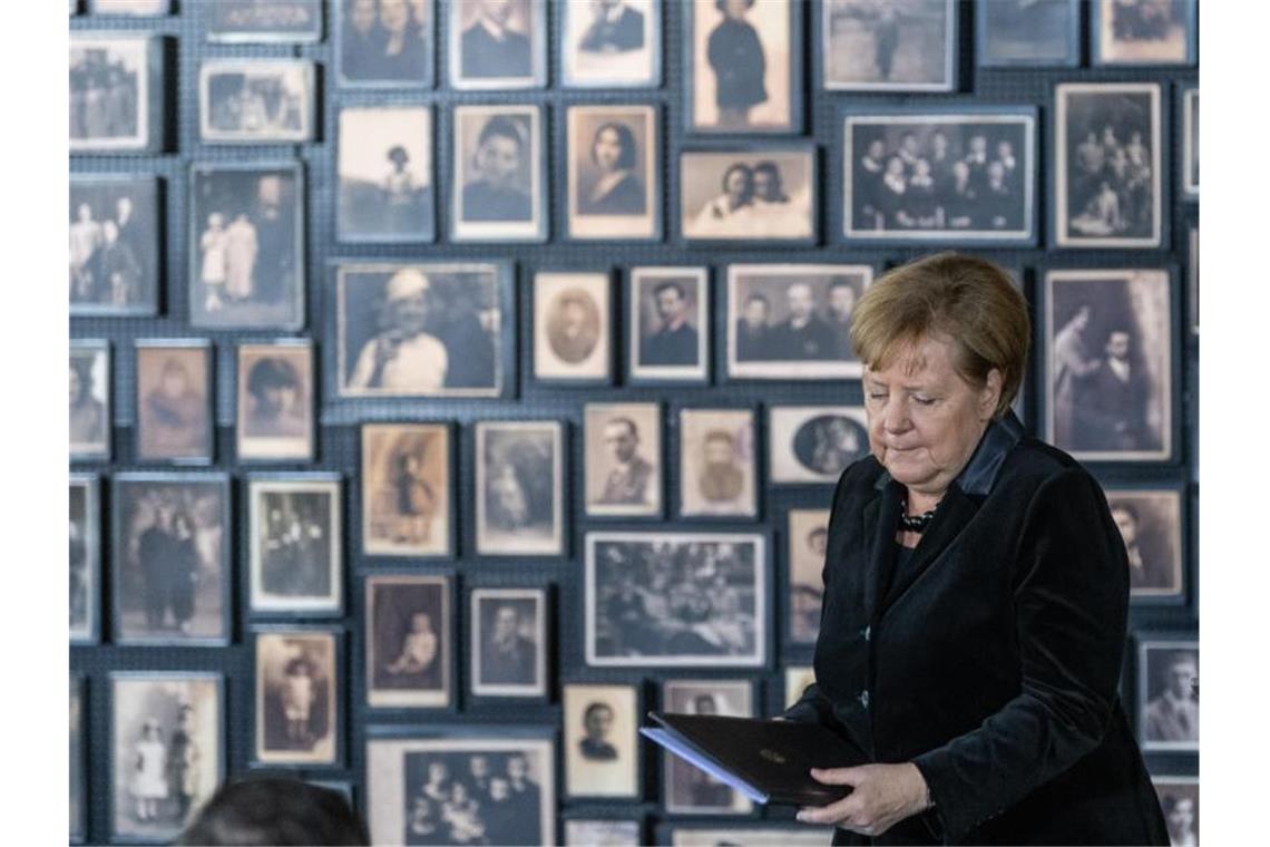 Bundeskanzlerin Angela Merkel verlässt nach ihrer Rede im ehemaligen deutschen Konzentrationslager Auschwitz-Birkenau das Rednerpult. Foto: Robert Michael/dpa-Zentralbild/dpa