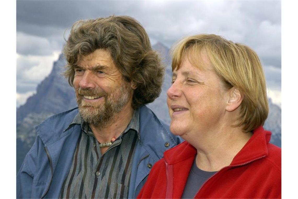 Bundeskanzlerin Angela Merkel wandert 2006 während ihres Urlaubs zusammen mit dem südtiroler Bergsteiger Reinhold Messner auf den Monte Rite. (Archivbild). Foto: DB Matteo Villanova/Agenzia_obiettivo/dpa