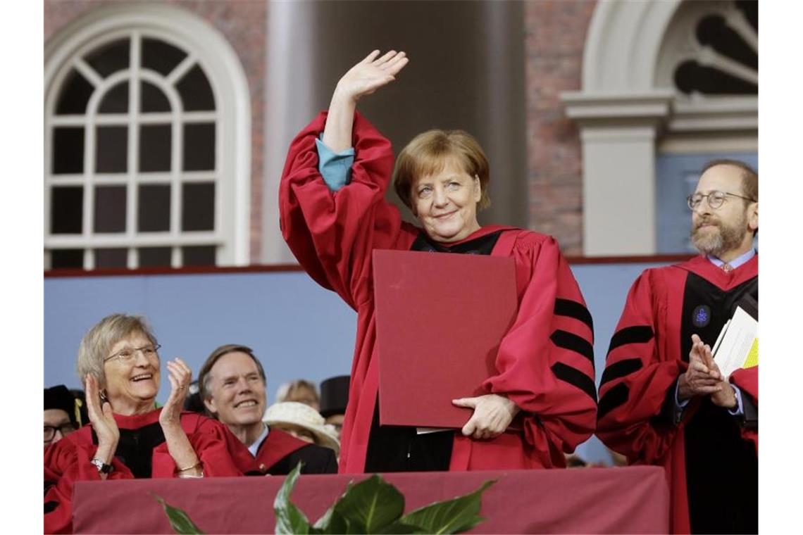 Bundeskanzlerin Angela Merkel winkt bei der Verleihung der Ehrendoktorwürde in Harvard. Foto: Steven Senne