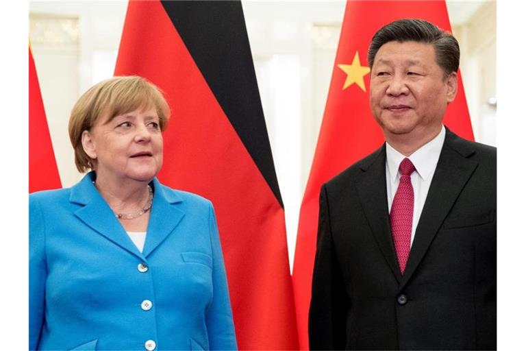 Bundeskanzlerin Angela Merkel wird 2018 vom chinesischen Präsidenten Xi Jinping begrüßt. Foto: Michael Kappeler/dpa