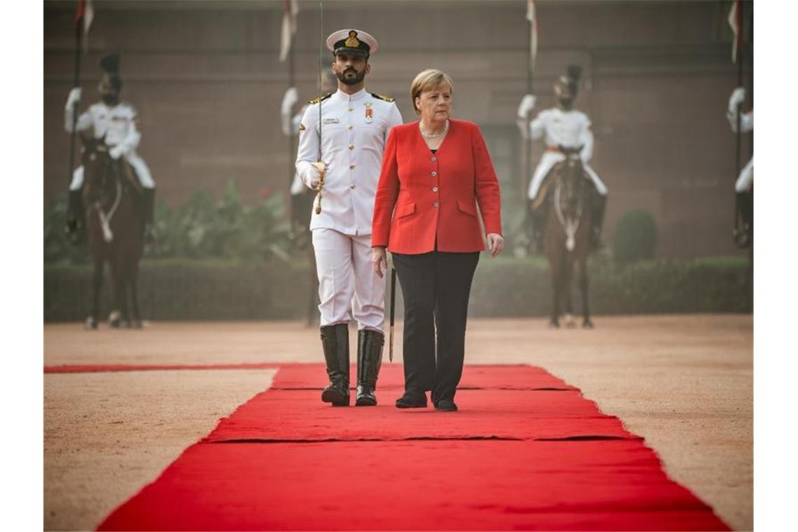 Merkel: Gute Chancen für deutsche Wirtschaft in Indien Bundeskanzlerin Angela Merkel wird bei ihrer Ankunft mit militärischen Ehren begrüßt. Foto: Michael Kappeler/dpa
