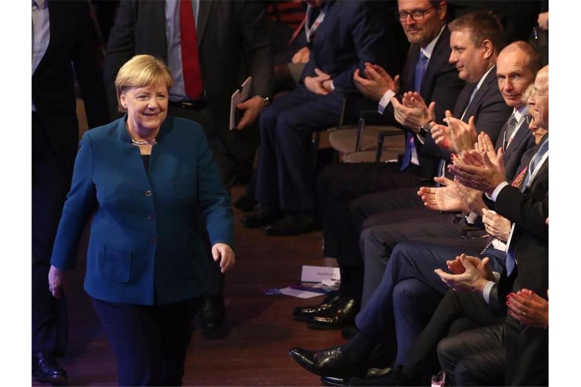Bundeskanzlerin Angela Merkel wird nach ihrer Rede auf dem Arbeitgebertag mit Applaus bedacht. Foto: Wolfgang Kumm/dpa