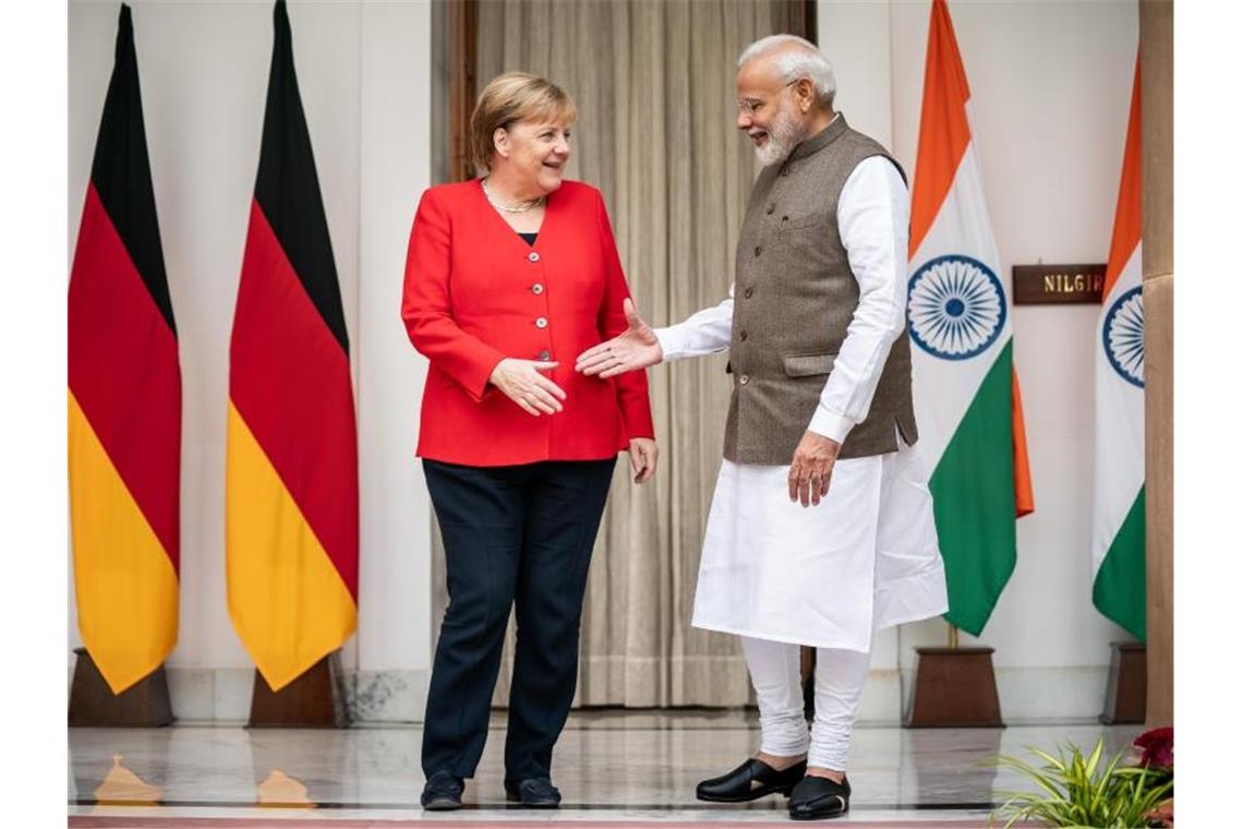 Merkel: Gute Chancen für deutsche Wirtschaft in Indien Bundeskanzlerin Angela Merkel wird vom indischen Ministerpräsidenten Narendra Modi begrüßt. Foto: Michael Kappeler/dpa