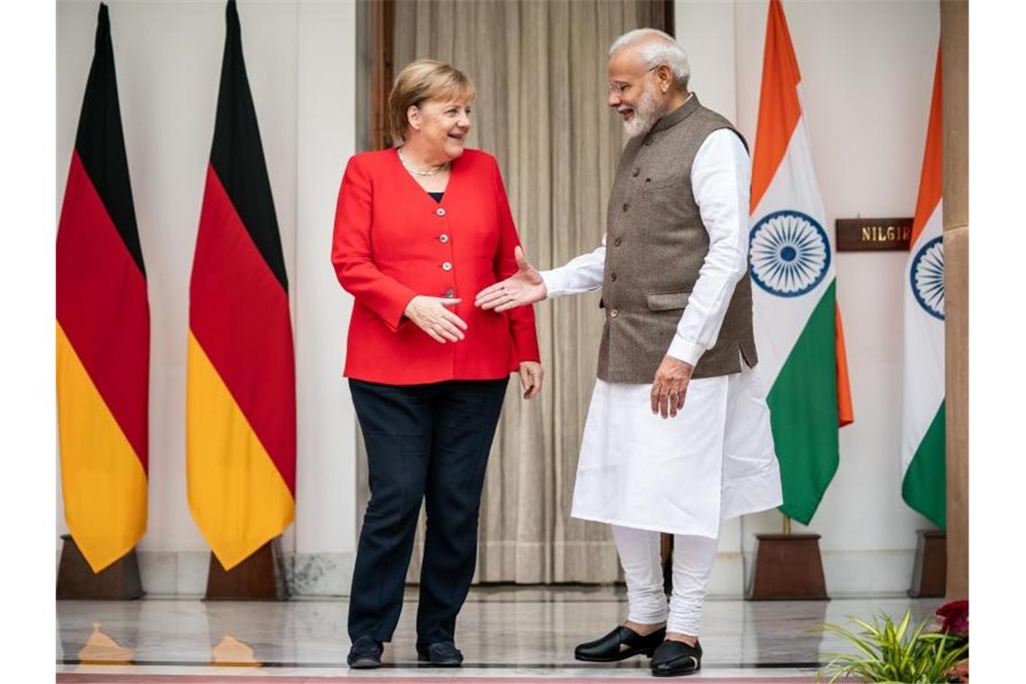 Bundeskanzlerin Angela Merkel wird vom indischen Ministerpräsidenten Narendra Modi begrüßt. Foto: Michael Kappeler/dpa