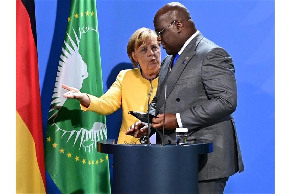 Afrika-Gipfel in Berlin: Merkel wirbt für Investitionen Bundeskanzlerin Angela Merkel zusammen mit Felix Tshisekedi, dem Präsidenten der Demokratischen Republik Kongo, auf der G20-Konferenz „Compact with Africa“ in Berlin. Foto: Tobias Schwarz/AFP POOL/dpa