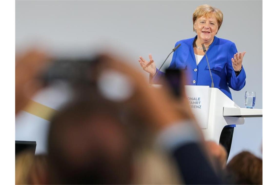Bundeskanzlerin Angela Merkel(CDU) spricht auf der ersten Nationalen Luftfahrtkonferenz auf dem Flughafen Leipzig-Halle. Foto: Jan Woitas