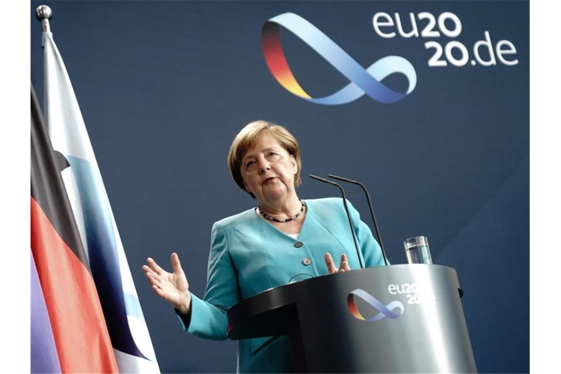 Bundeskanzlerin Merkel gibt am 2. Juli im Foyer des Bundeskanzleramtes eine Erklärung vor der Presse ab. Foto: Kay Nietfeld/dpa