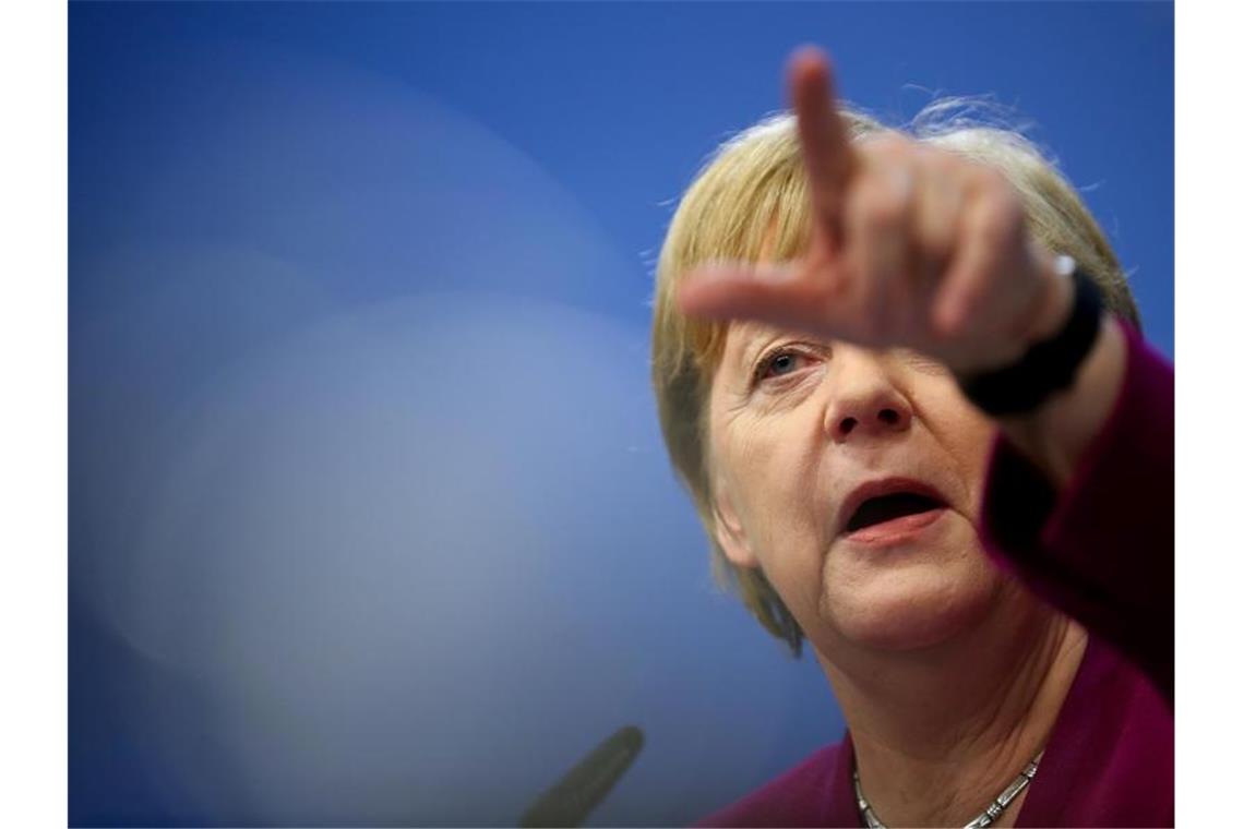 Bundeskanzlerin Merkel ist Medienberichten, wonach sie Zweifel an der Eignung von Kramp-Karrenbauer als mögliche Nachfolgerin im Kanzleramt habe, entgegengetreten. Foto: Francisco Seco/AP