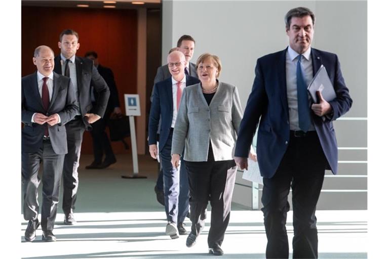 Bundeskanzlerin Merkel kommt mit Olaf Scholz, Markus Söder und Peter Tschentscher am 15. April zu einer Pressekonferenz im Bundeskanzleramt. Foto: Bernd von Jutrczenka/dpa Pool/dpa