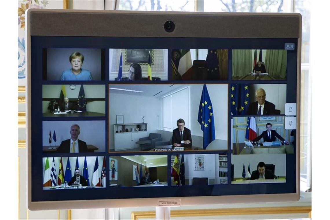 Bundeskanzlerin Merkel (oben links) und andere europäische Staats- und Regierungschefs, sowie Mitglieder des Europäischen Rates, während einer Videokonferenz. Foto: Ian Langsdon/EPA POOL/AP/dpa