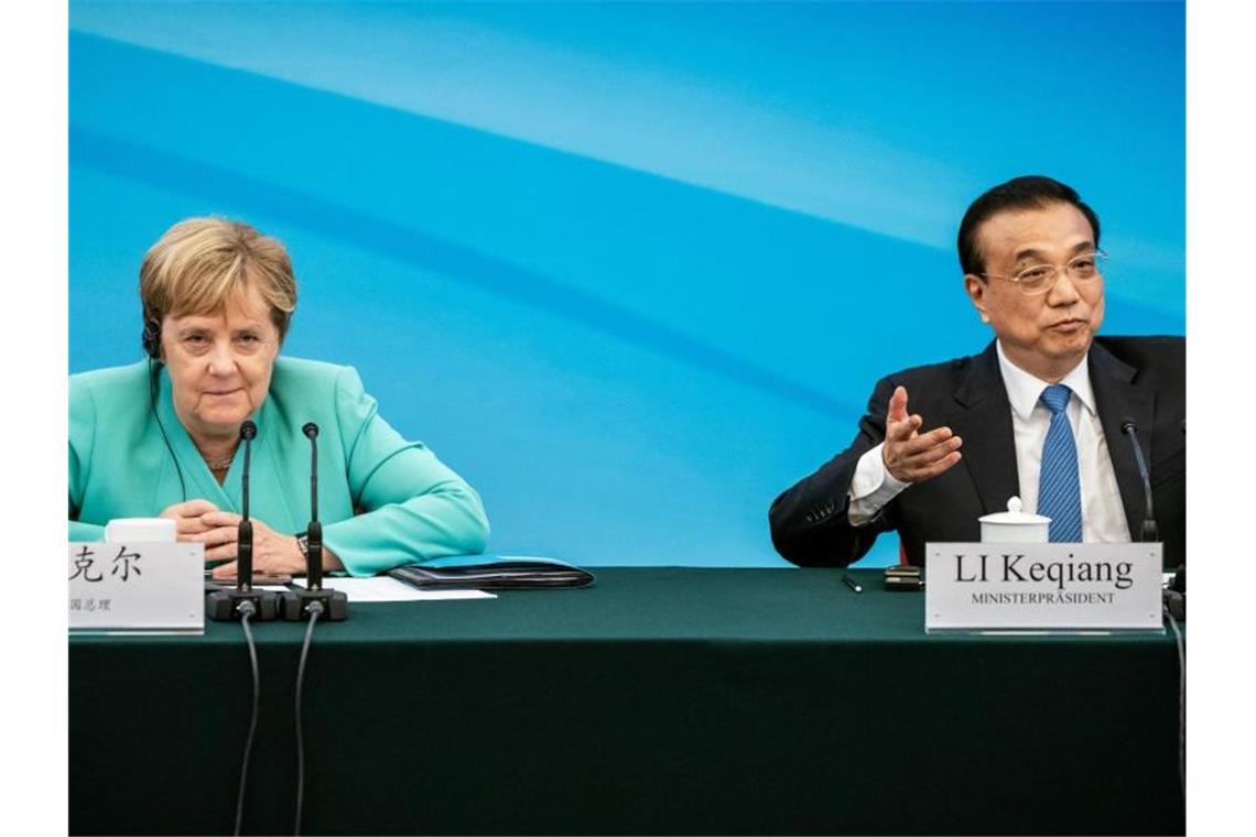 Bundeskanzlerin Merkel sitzt im September 2019 neben Li Keqiang. Nun finden die Gespräche per Videokonferenz statt. Foto: Michael Kappeler/dpa