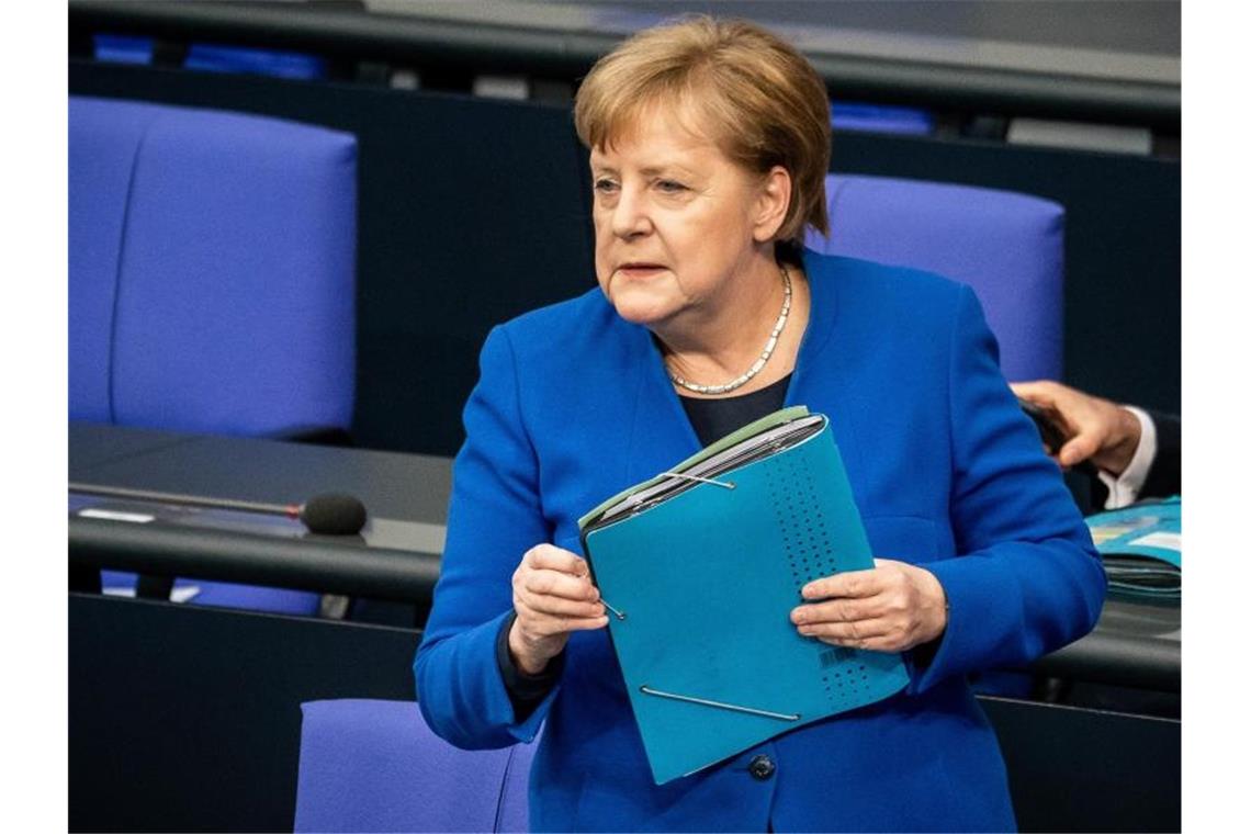 Bundeskanzlerin Merkel sprach bei einer Befragung durch Abgeordnete im Bundestag von einer „hybriden Kriegsführung“ Russlands. Foto: Michael Kappeler/dpa