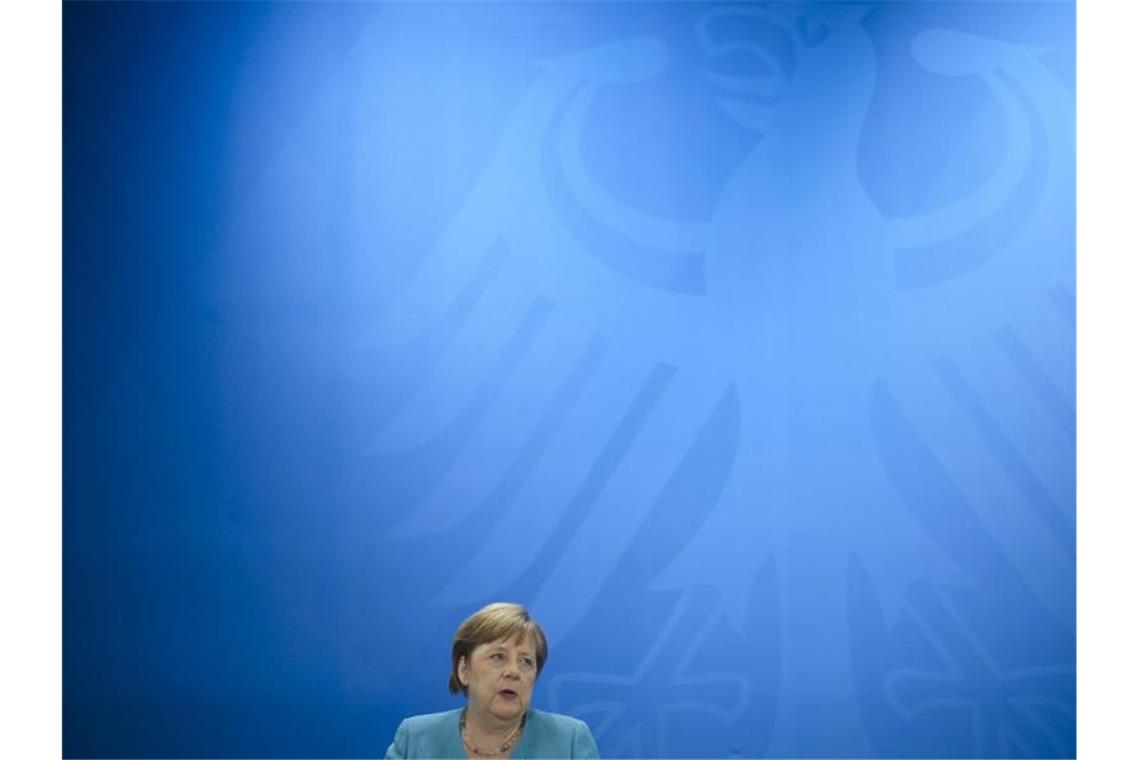 Bundeskanzlerin Merkel spricht auf einer Pressekonferenz nach ihrem ersten persönlichen Treffen mit den Ministerpräsidenten der Bundesländer seit drei Monaten. Foto: Markus Schreiber/AP-Pool/dpa