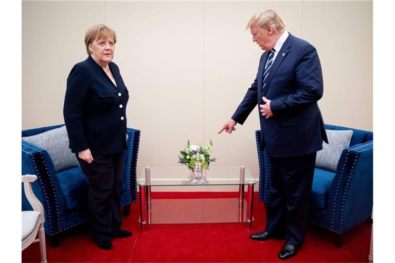 Bundeskanzlerin Merkel und US-Präsident Trump kommen in Portsmouth zu einem kurzen Gespräch zusammen. Foto: Kay Nietfeld