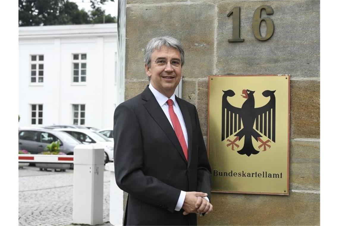 Bundeskartellamtspräsident Andreas Mundt steht am Sitz seiner Behörde in Bonn. Foto: Roberto Pfeil/dpa