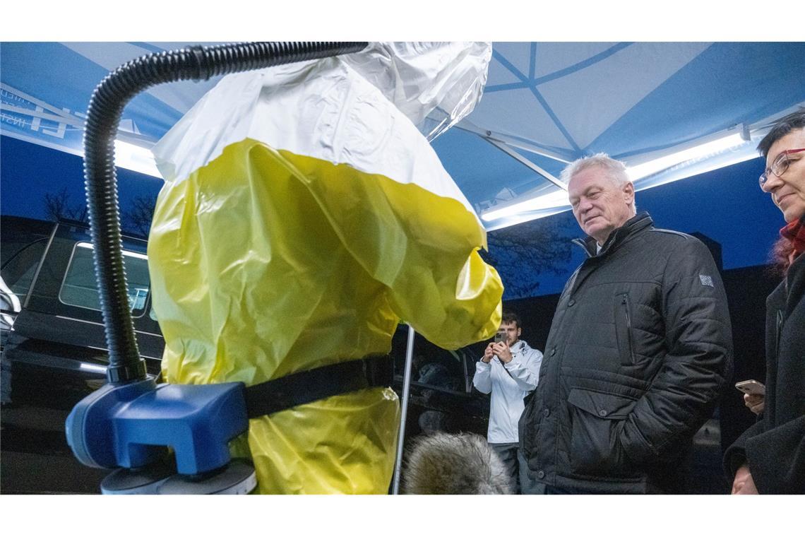 Bundeslandwirtschaftsminister Alois Rainer (CSU) dankte bei seinem Antrittsbesuch den Mitarbeitern des Friedrich-Loeffler-Instituts (FLI) für ihre Arbeit, die auch zur Eindämmung von Tierseuchen wie der Geflügelpest beiträgt.