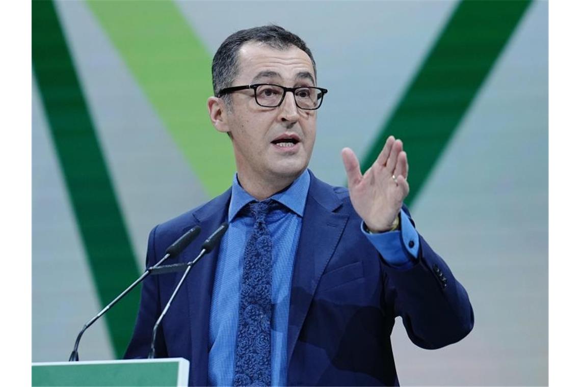 Bundesminister Özdemir im Ukraine-Trikot beim VfB-Spiel Bundeslandwirtschaftsminister Cem Özdemir (Grüne) spricht bei einem Bundesparteitag seiner Partei. Foto: Kay Nietfeld/dpa/Archivbild