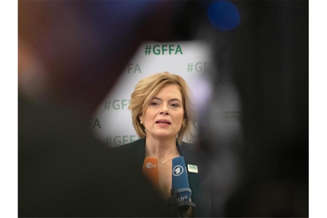 Handel kämpft an vielen Fronten Bundeslandwirtschaftsministerin Julia Klöckner (CDU) gibt ein Pressestatement. Foto: Paul Zinken/dpa