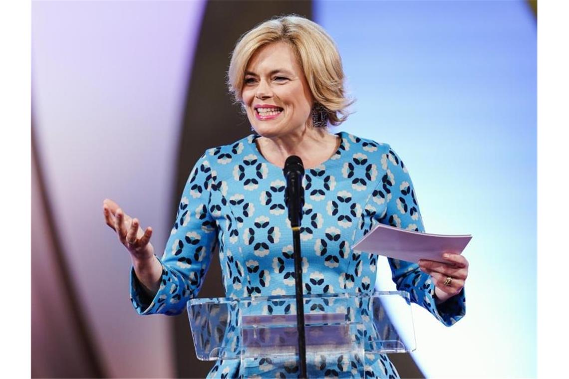 Klöckner gratuliert neuer Weinkönigin aus Baden-Württemberg Bundeslandwirtschaftsministerin Julia Klöckner (CDU) spricht bei der Wahl und Krönung der 73. Deutschen Weinkönigin ein Grußwort. Foto: Uwe Anspach/dpa