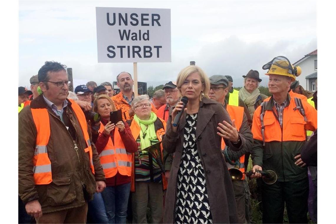 Bundeslandwirtschaftsministerin Julia Klöckner (CDU) spricht mit Forstleuten und Waldbesitzern, die in Mainz am Rande der Agrarministerkonferenz demonstrieren. Foto: Ira Schaible