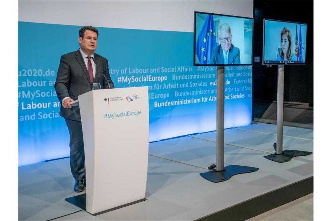 Bundesminister Hubertus Heil (SPD, l) spricht bei einer Pressekonferenz nach der Informellen Videokonferenz der EU-Arbeits- und -Sozialminister. Foto: Michael Kappeler/dpa
