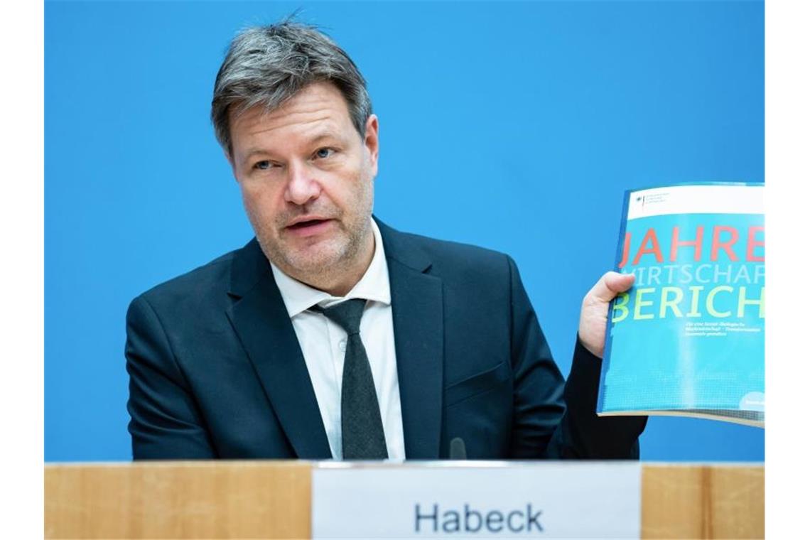 Grünes BIP - Bundesregierung senkt Konjunkturprognose Bundesminister Robert Habeck stellt den Jahreswirtschaftsbericht vor. Foto: Bernd von Jutrczenka/dpa