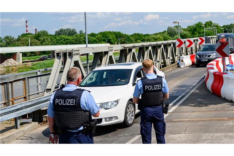 Bundespolizei im Einsatz: Die Beamten kontrollieren auch an der Grenze zu Polen. (Archivbild)