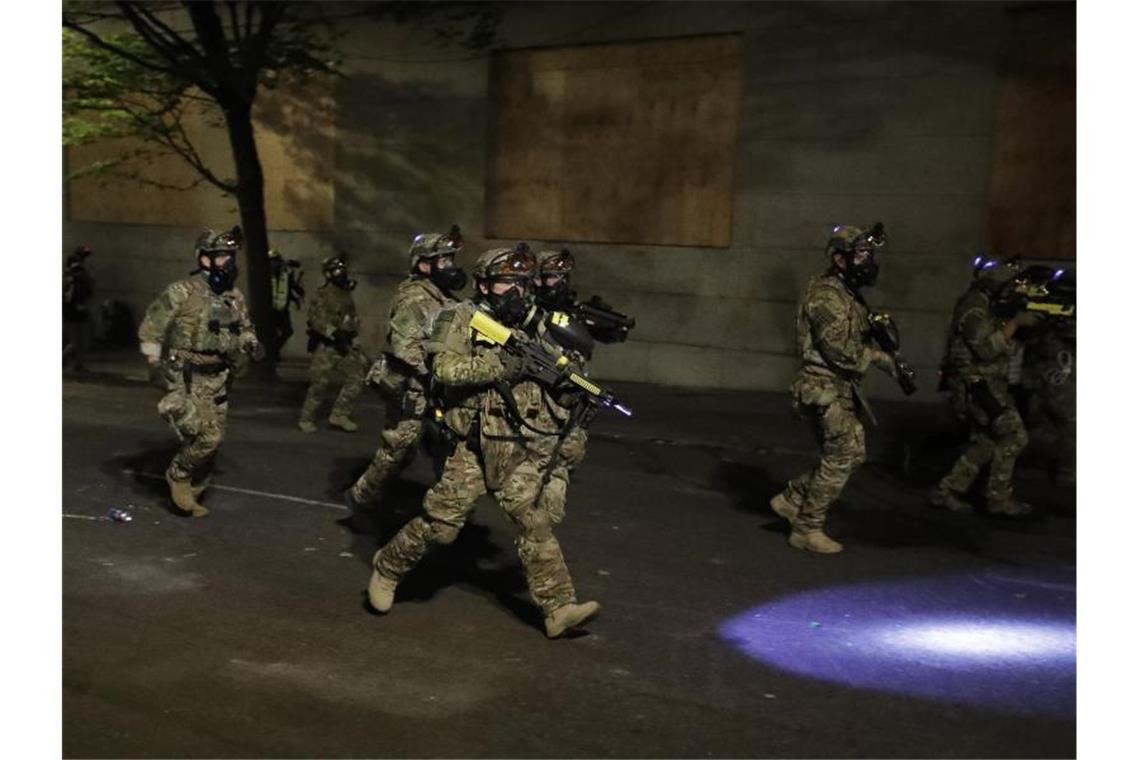 USA: Bundespolizisten werden aus Portland abgezogen Bundespolizisten am Rande eines „Black-Lives-Matter“-Protests in Portland. Foto: Marcio Jose Sanchez/AP/dpa