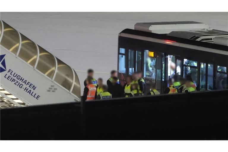 Bundespolizisten bringen einen Mann auf dem Flughafen Leipzig-Halle in ein Flugzeug. Am Dienstagmorgen wurde ein Abschiebeflug nach Afghanistan durchgeführt.